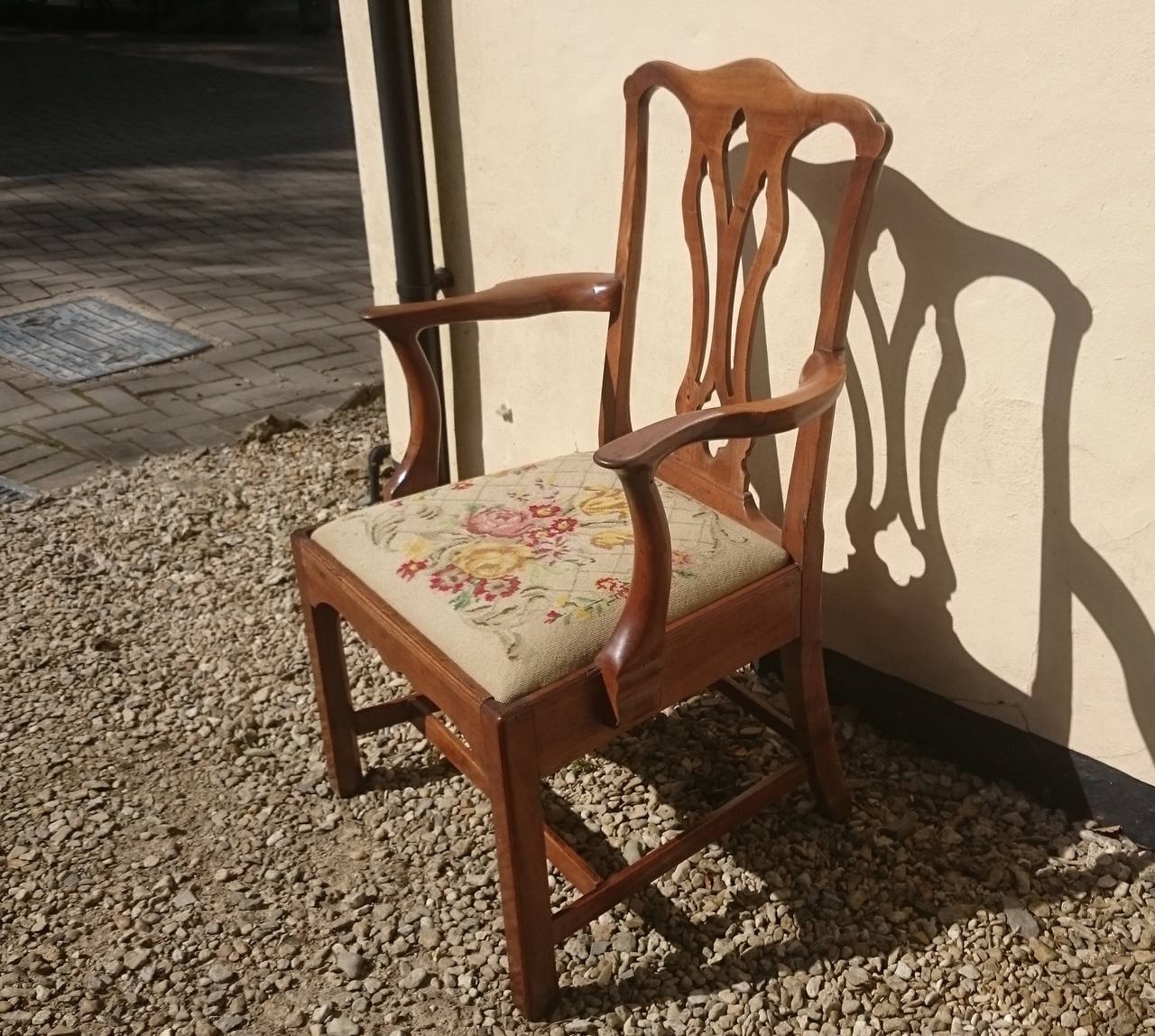 Early 18th Century Walnut Armchair In Good Condition In Gloucestershire, GB