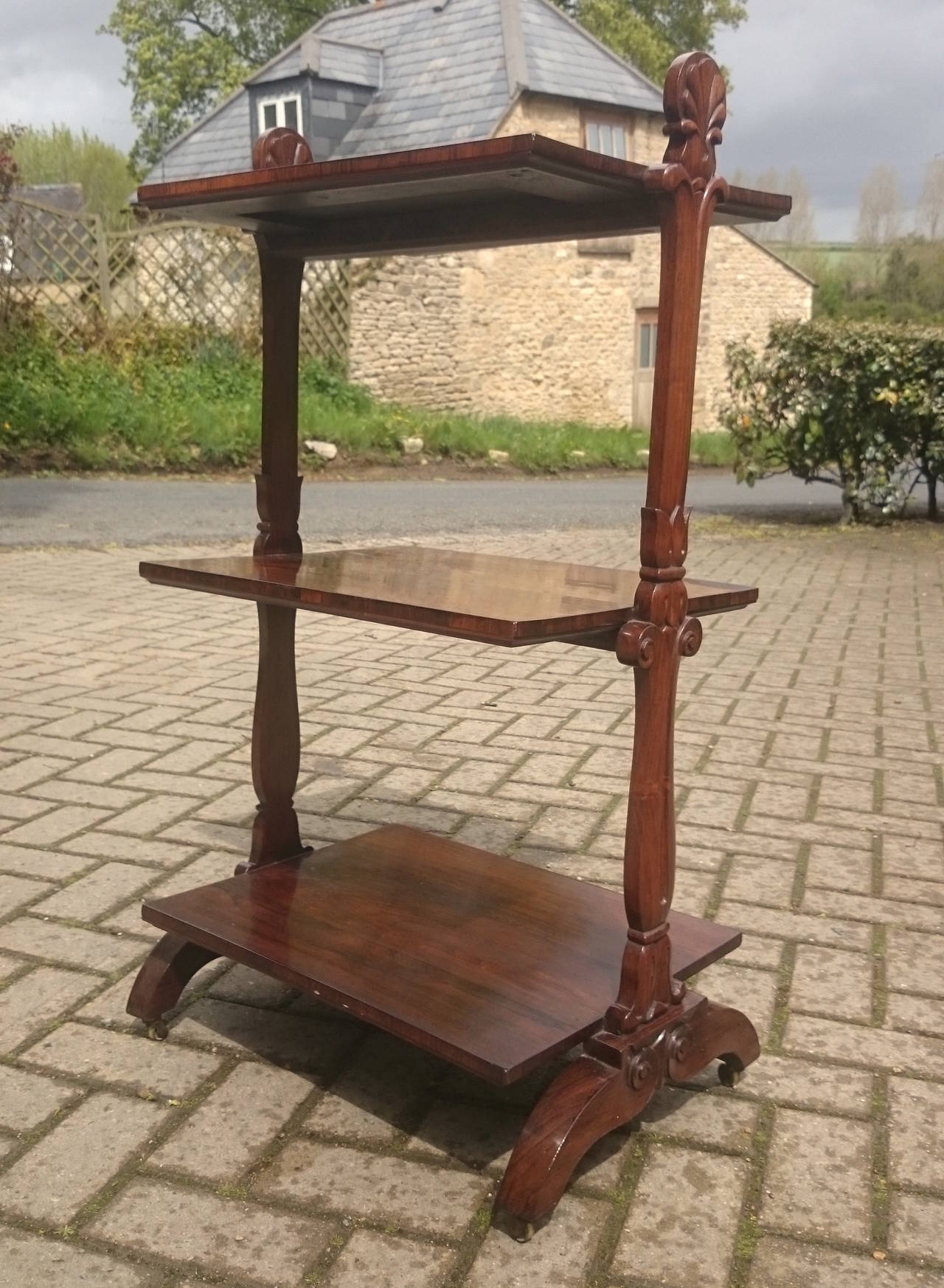 Beautiful and Delicate Little Regency Rosewood Whatnot In Good Condition In Gloucestershire, GB