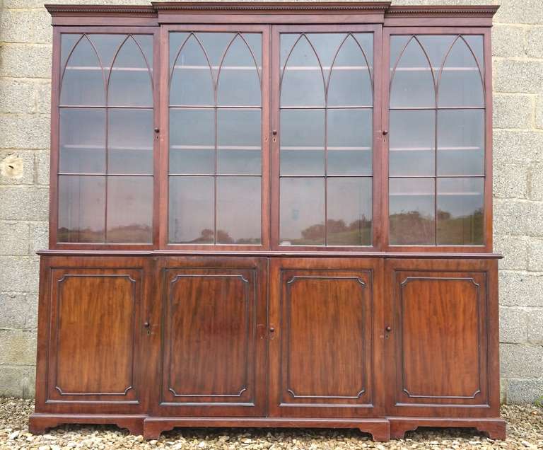 Very Fine Quality George III Mahogany Breakfront Bookcase In Good Condition For Sale In Gloucestershire, GB