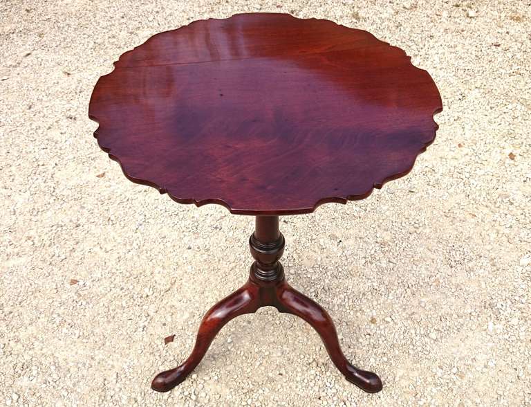 George III period antique tea table / lamp table / wine table standing on tripod base. This table has a 'birdcage' construction under the top to enable the top to rotate as well as to tilt.

It is made of an good cut of mahogany with interesting
