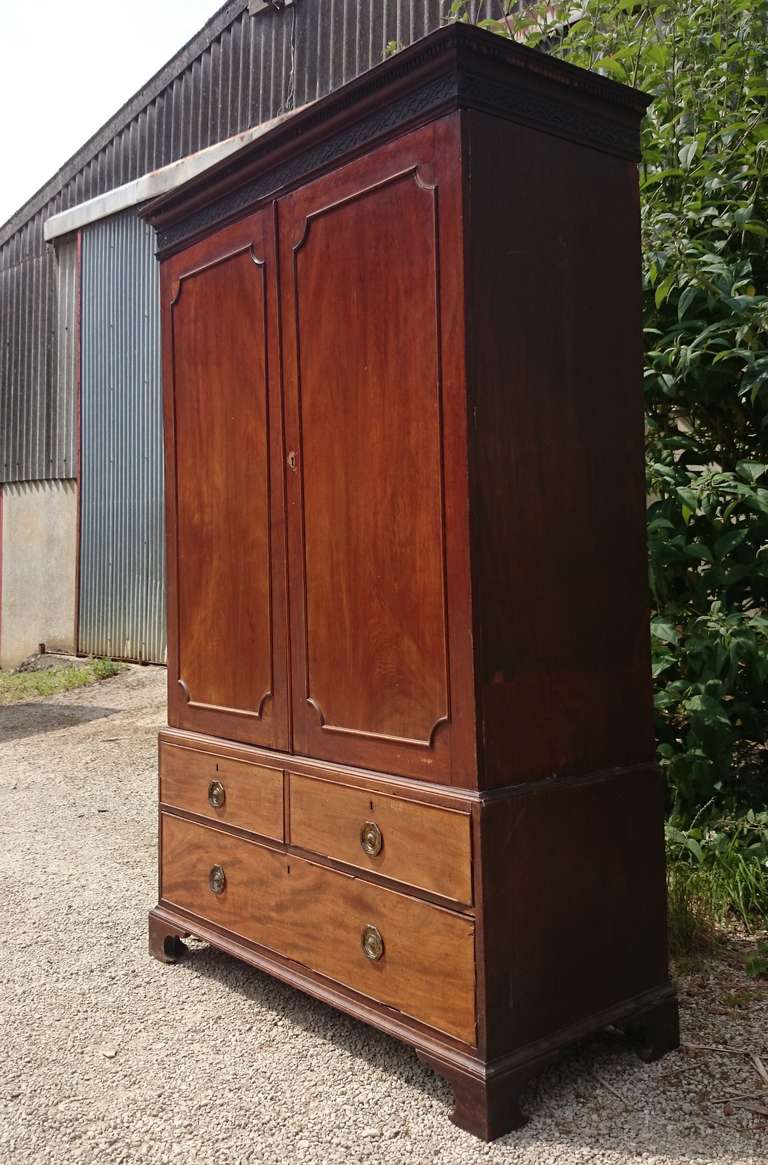 Antique Mahogany Wardrobe In Excellent Condition In Gloucestershire, GB