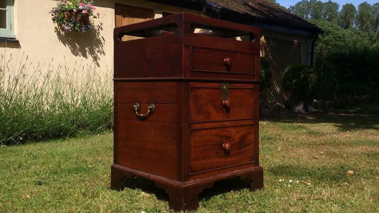 English Antique Bedroom Washstand Made of Cuban Mahogany For Sale