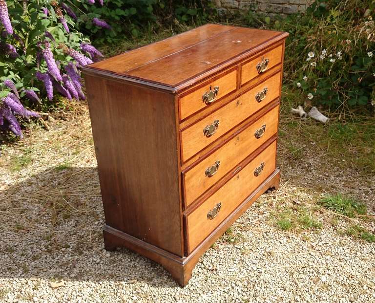 George III Oak and Mahogany Crossbanded Chest of Drawers In Good Condition For Sale In Gloucestershire, GB