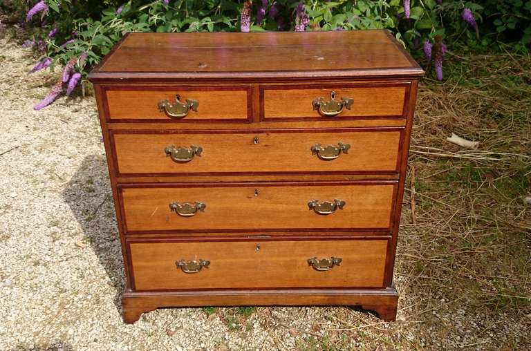 18th Century and Earlier George III Oak and Mahogany Crossbanded Chest of Drawers For Sale