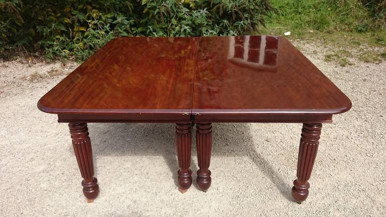 Antique dining table made of fine and well figured dense grained Cuban mahogany. This table closely follows designs found in the Gillows archives, although there is no stamp as far as we have seen. The mechanism extends though telescopic principle
