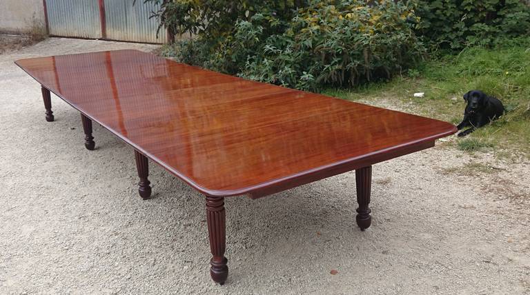 Large Strong and Versatile Regency Mahogany Dining Table In Excellent Condition In Gloucestershire, GB