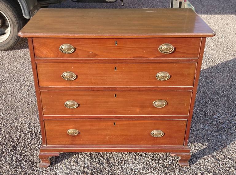 Little George III antique chest of drawers. It is made of fine pale solid mahogany which has a really good straight grain pattern. 

English circa 1770 

33