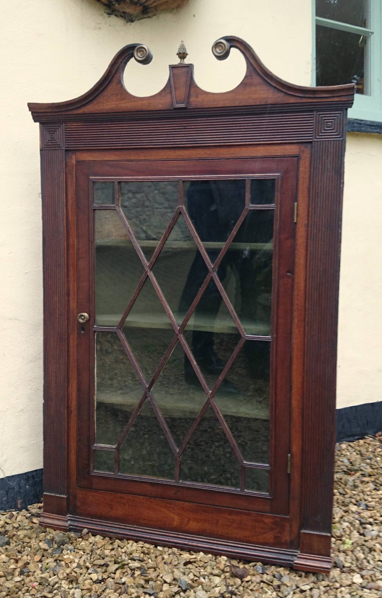 George III Period Mahogany Corner Cupboard In Good Condition For Sale In Gloucestershire, GB