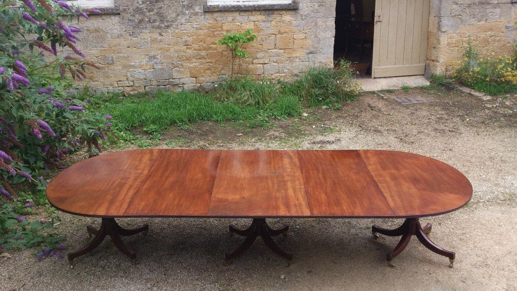 Good quality George III mahogany dining table, this table is made of dense grained mahogany which has an interesting grain pattern and nice deep colour and patination. The pedestals terminate in generous long four splay base with elegant and rare