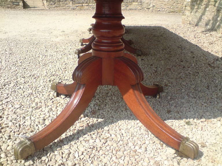 Antique Mahogany Three Pillar Dining Table In Excellent Condition In Gloucestershire, GB