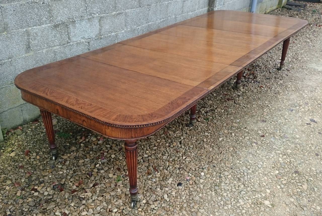Very unusual antique dining table. This early nineteenth century extending dining table is made of oak covered with medullary rays and with cross banding in brown oak. This table was made at the height of the Regency period, the age of mahogany.