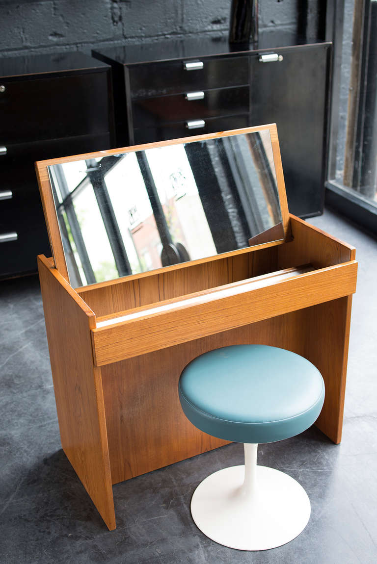 Little Teak Vanity In Good Condition In Brooklyn, NY