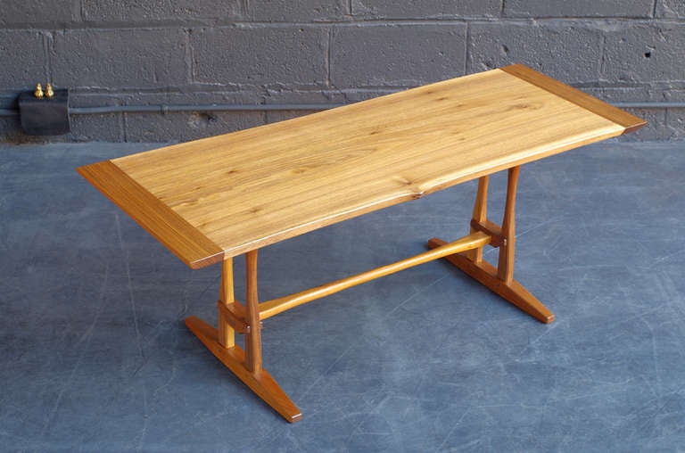 Ein fein detaillierter, handgefertigter Tisch aus amerikanischem Schwarznussbaum