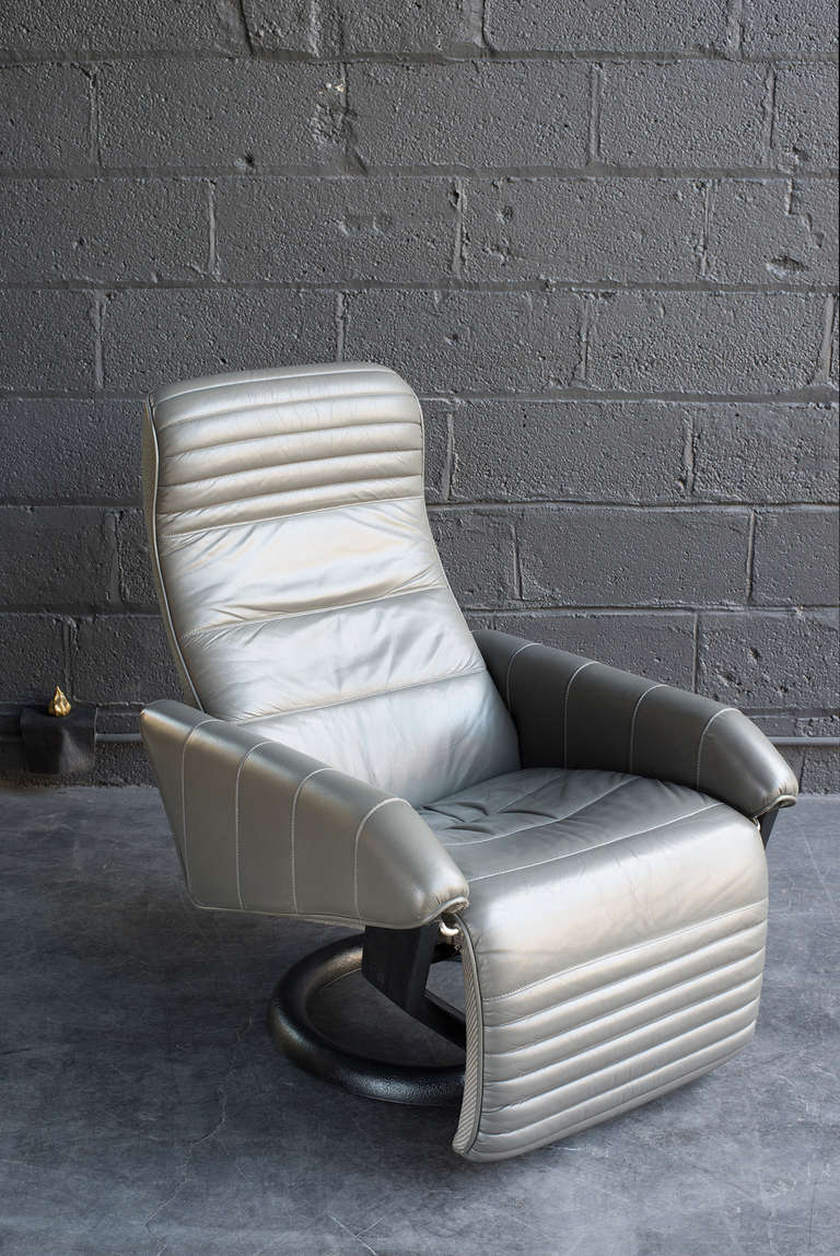 Designed 1982 for Bramin A/S, Denmark.
 
The chair is the first chair with synchronic movement of back and footrest, always in balance without using breaks, handles or gas cylinders.
 
It is only necessary to lift the legs and lean backwards,