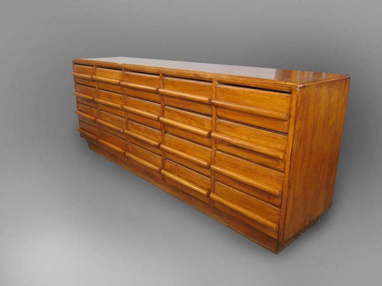 French Chest of Drawers in Oak In Distressed Condition For Sale In New York, NY