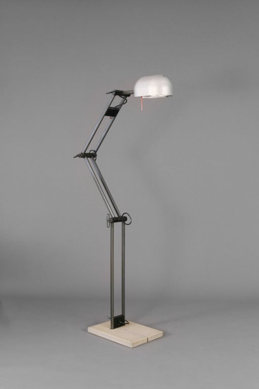 Eine verstellbare Stehlampe aus Metall mit Steinsockel und originalem Dimmer.