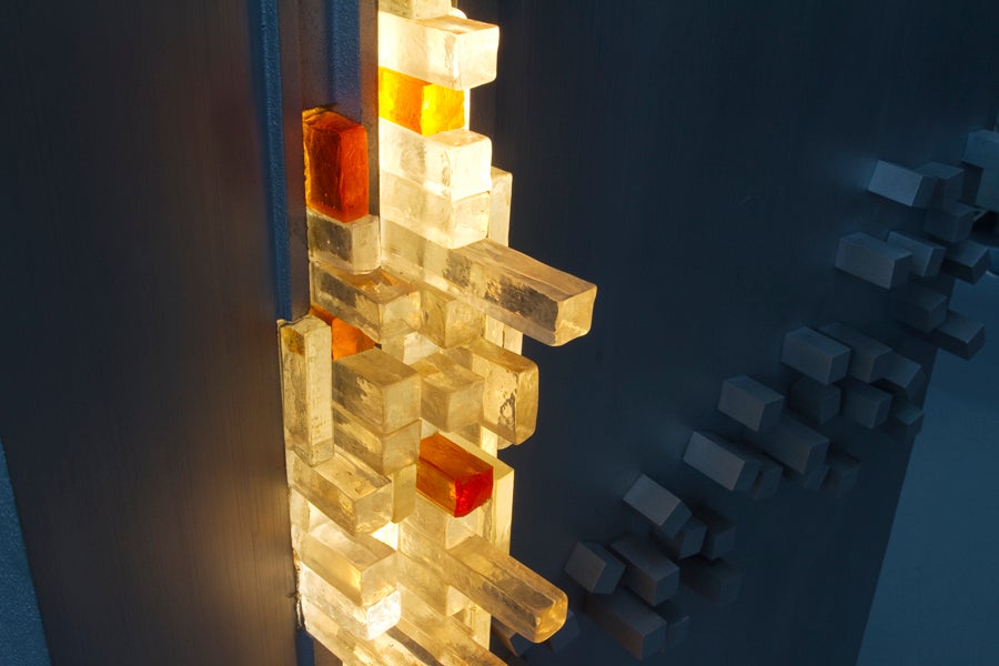 Applique/scultura in alluminio fuso e cristallo grezzo con sei lampadine interne.
Segui Frank su Instagram.  Frank.rogin  foto dedicate a Poliarte.