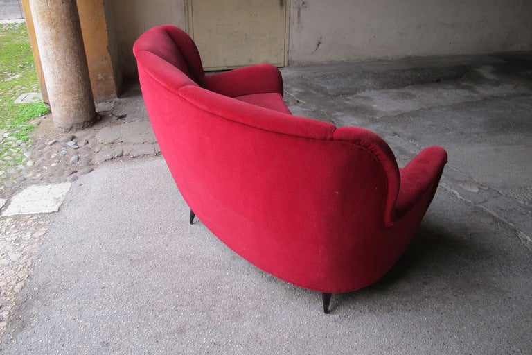 Curved sofa, design Nino Zoncada, in original red velvet.
Designed for interior ship, I hotels