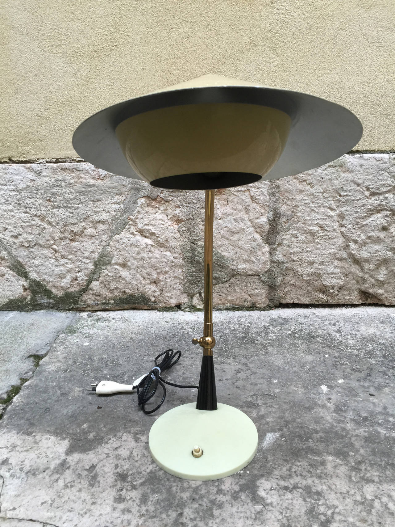 Table lamp, design Stilnovo, 1950, in perfefette conditions, directional shade, brass rod swivel, brass and painted metal frame, original colors, detail in wood,
