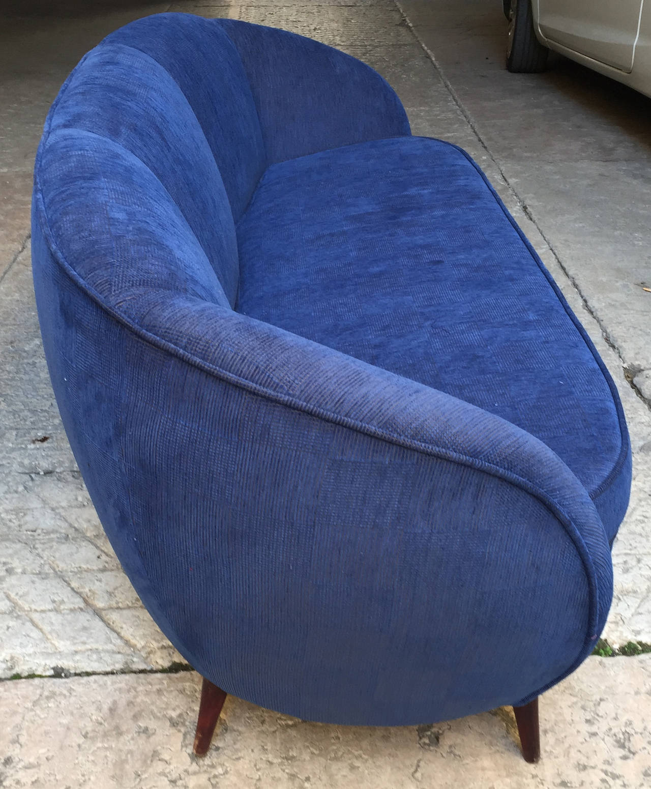 Curved sofa, Italian Design in 1950, the original model in the style of Gio Ponti, in perfect condition, has been restored, the fabric is new, it slightly curved, very comfortable, and decorative