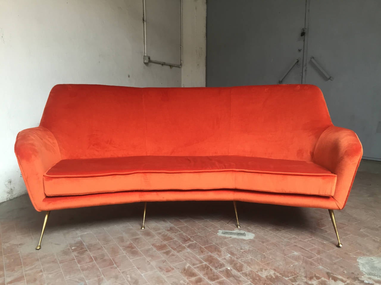 Curved sofa Italian design, 1950.
Manufacturing Minotti lounges, velvet fabric brick red, in perfect condition, restored.