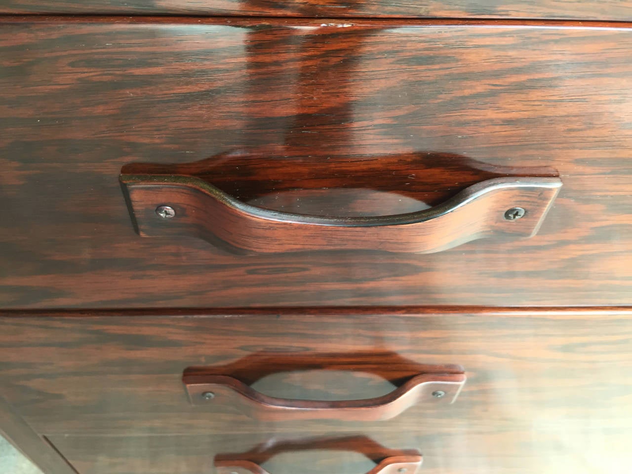 Beautiful cabinet, design Silvio Cavatorta 1958
Structure rosewood exotic, in very good condition. Detail of the lateral leg, excellent construction