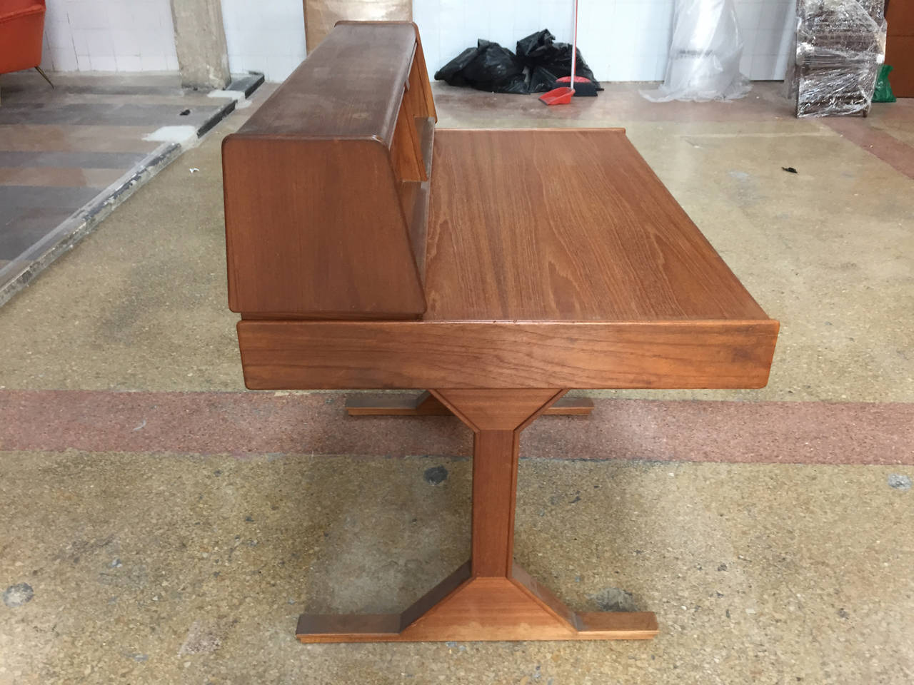 Wonderful desk model 530, design Gianfranco Frattini 1956
Rosewood clear, in perfect conditions, small restoration on the front of the drawer right production Bernini.