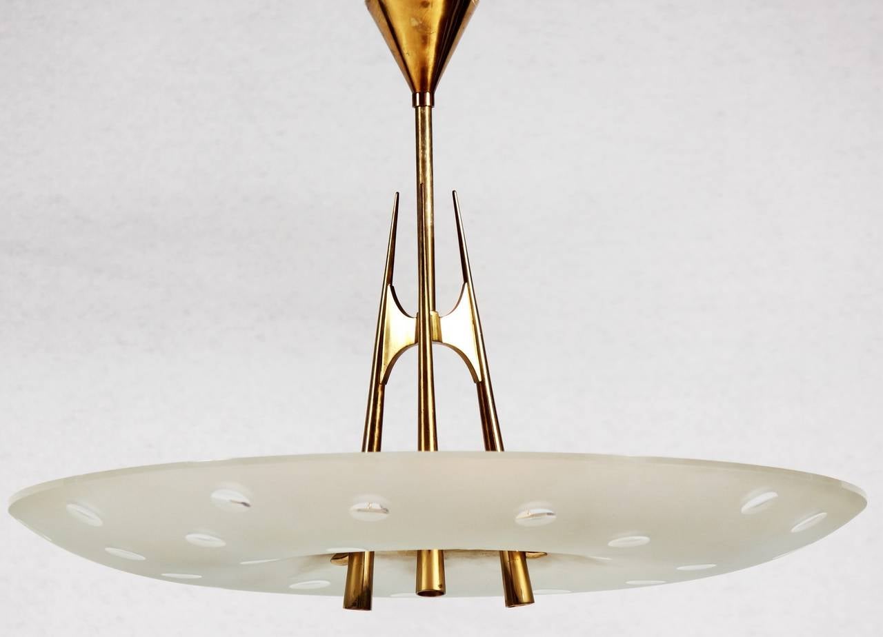Extraordinary chandelier, design Fontana Arte Max Ingrand, 1954.
Cut crystal and brass structure, very rare model, with publication Domus, 1954. Fontana Arte, in perfect condition. Original electric plant.