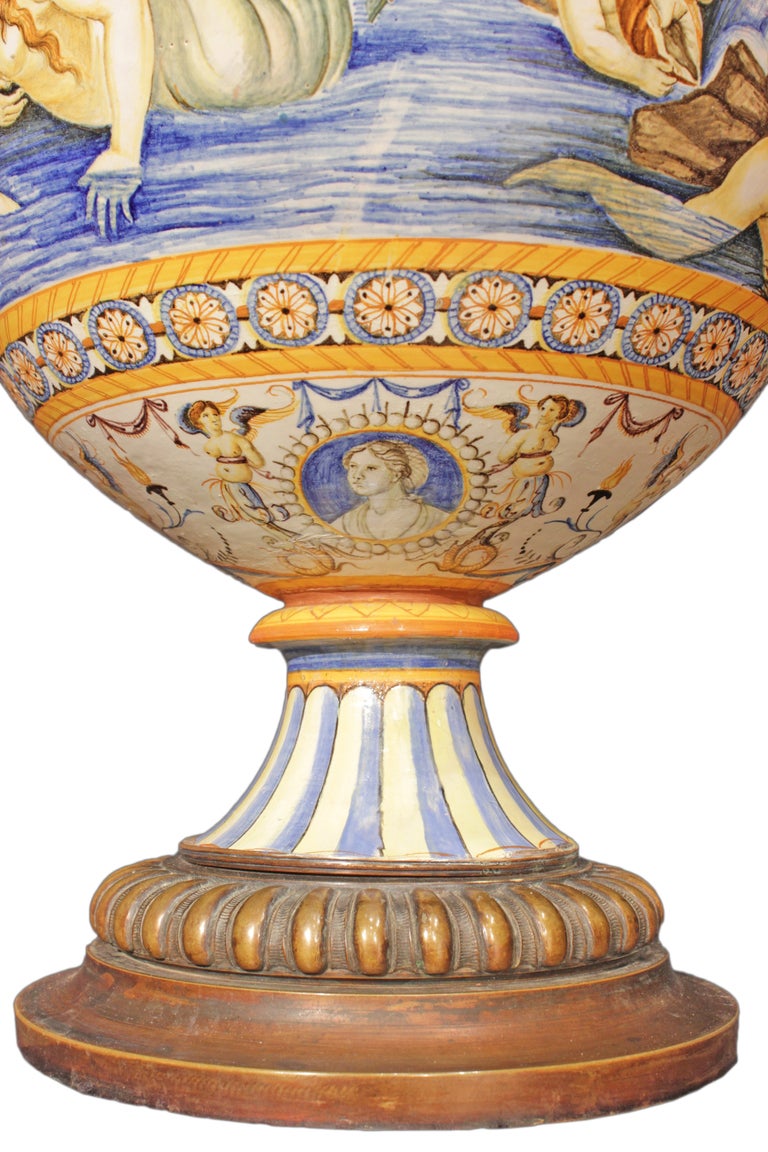 Italian mid 19th century majolica vase In Excellent Condition In West Palm Beach, FL