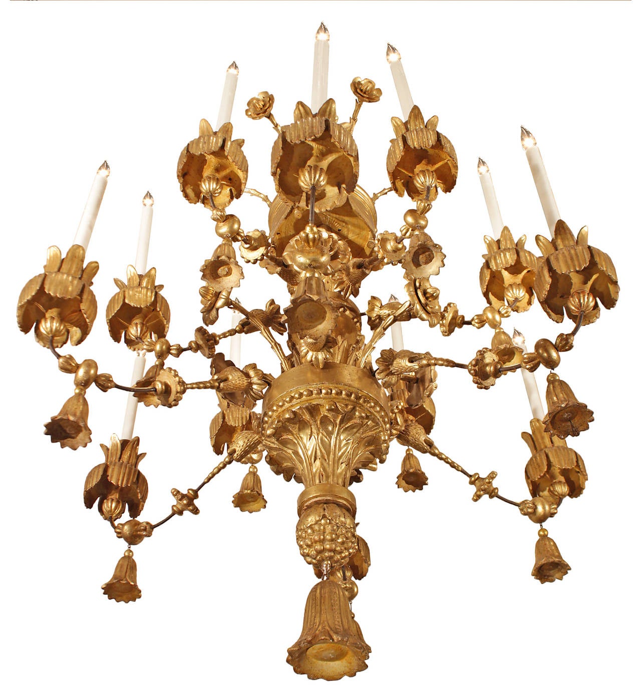 Italian Early 18th Century Large Scale Carved Giltwood, Twelve-Light Chandelier 1