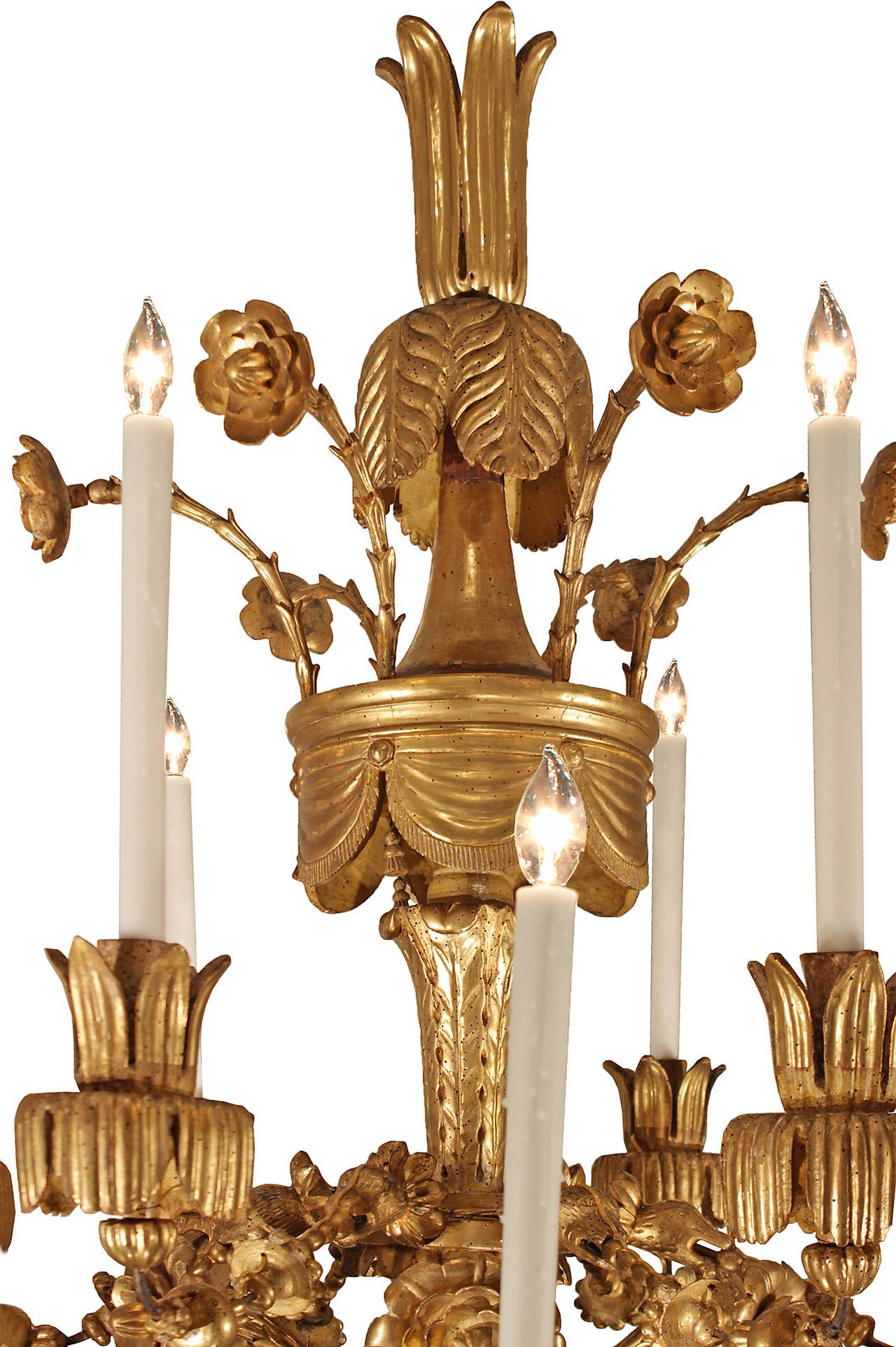 Italian Early 18th Century Large Scale Carved Giltwood, Twelve-Light Chandelier 2