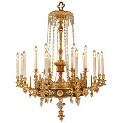 Lustre de style néoclassique du 19e siècle français à dix-huit lumières en bronze doré