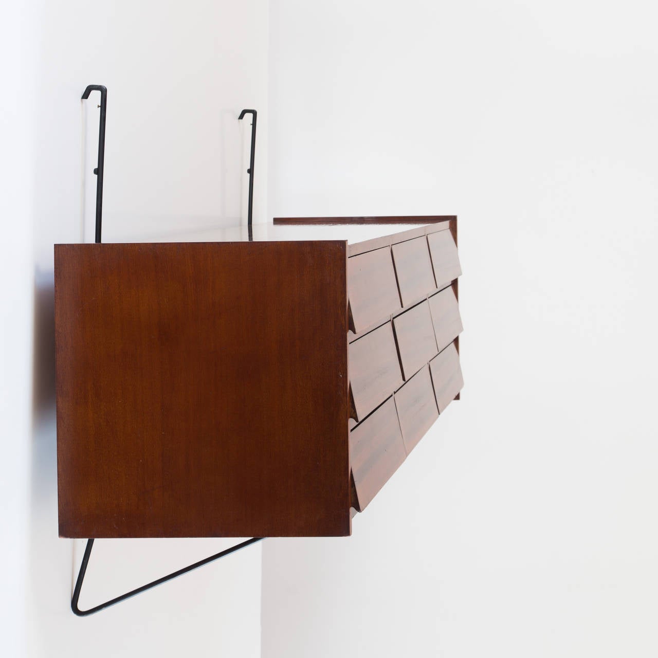 Extraordinary hanging and floating chest of drawers by Sergio Conti, Marisa Forlani and Luciano Grassi in 1954 .
Unique item for a private apartment in Florence, Italy.
Walnut, lacquered metal
rare nine drawers.
Measures: H 90 cm, 156 x 46 cm,