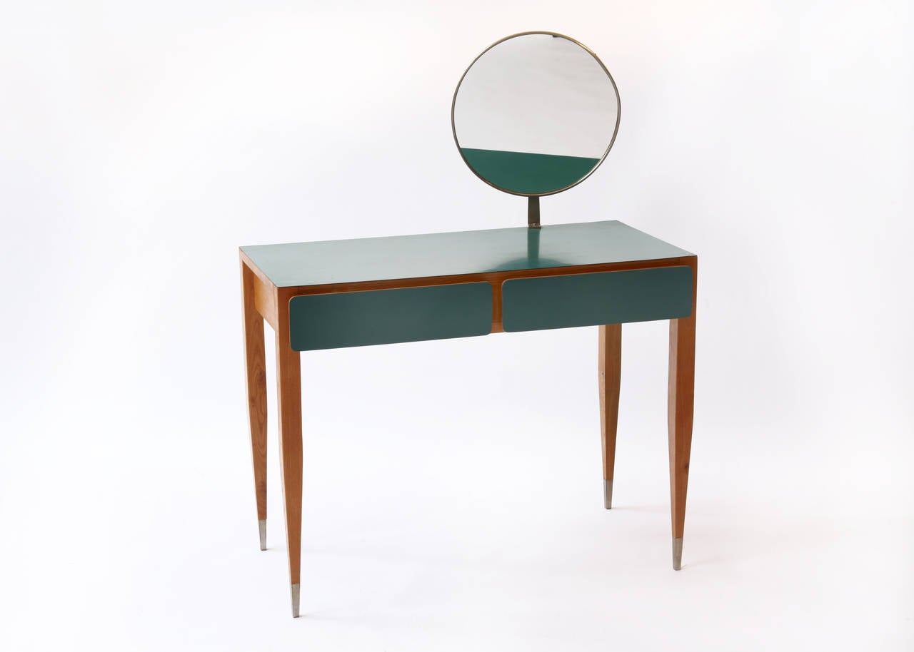 Important and rare vanity dressing table designed by Gio Ponti for the rooms of the Hotel Parco dei Principi in Roma in 1964 and manufactured by Giordano Chiesa.
With adjustable nickel-plated brass Fontana Arte circular mirror glass.
Ash,