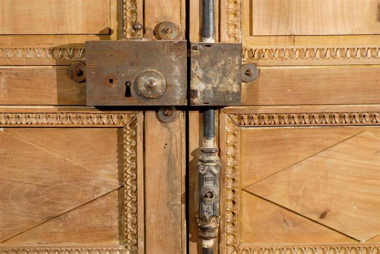 19th Century French Entryway with Finely Carved Details and Hardware For Sale 5