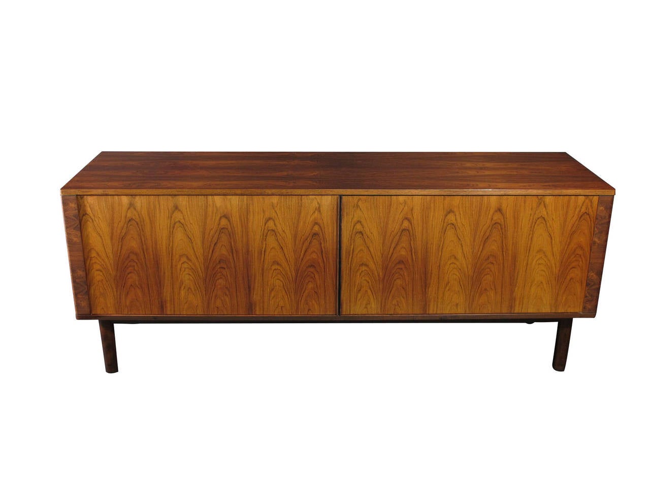 Mid-Century rosewood credenza by Hornslet Mobelfabrik; finely crafted with bookmatched grain and seamless tambour doors reveal and interior of white oak with adjustable shelves and drawers in center. The rosewood is in horizontal pattern on sides