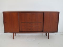 Scandinivain Modern Sideboard with Bar