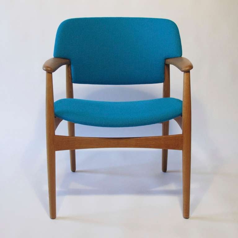 Oak arm chair designed by Ejner Larsen & Aksel Bender Madsen for Firitz Hansen c. 1963. Newly upholstered in aqua blue Scandinavian wool textile. Finely restored using all natural period finishing techniques. In mint condition. 