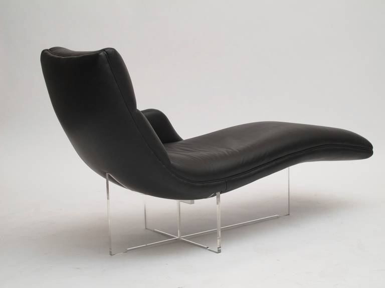 Vladimir Kagan Chaise Lounge on Lucite Base In Good Condition In Oakland, CA