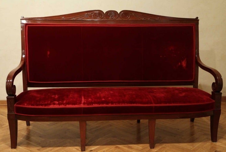 Französisches, handgeschnitztes, gepolstertes Mahagoni-Sofa aus dem 18. Jahrhundert in George Jacob-Manier (18. Jahrhundert und früher) im Angebot