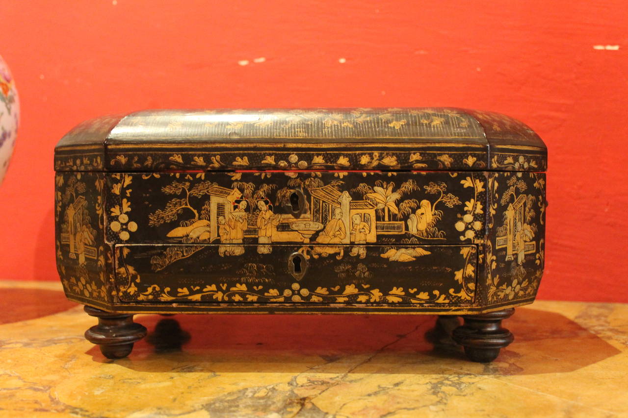 This wonderful 19th century French black and gold lacquered wood jewel box is fully decorated all-over and inside with elaborates chinese's every day life scenes with figures and butterflies in a bucolic landscape, the oriental style chinoiserie