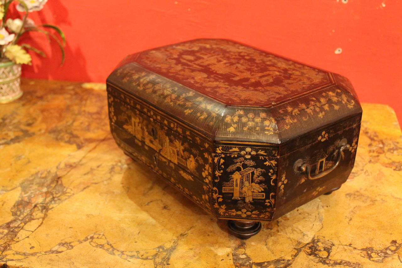 Octagonal 19th Century French Chinoiserie Black, Gold and Red Lacquered Box In Good Condition In Firenze, IT