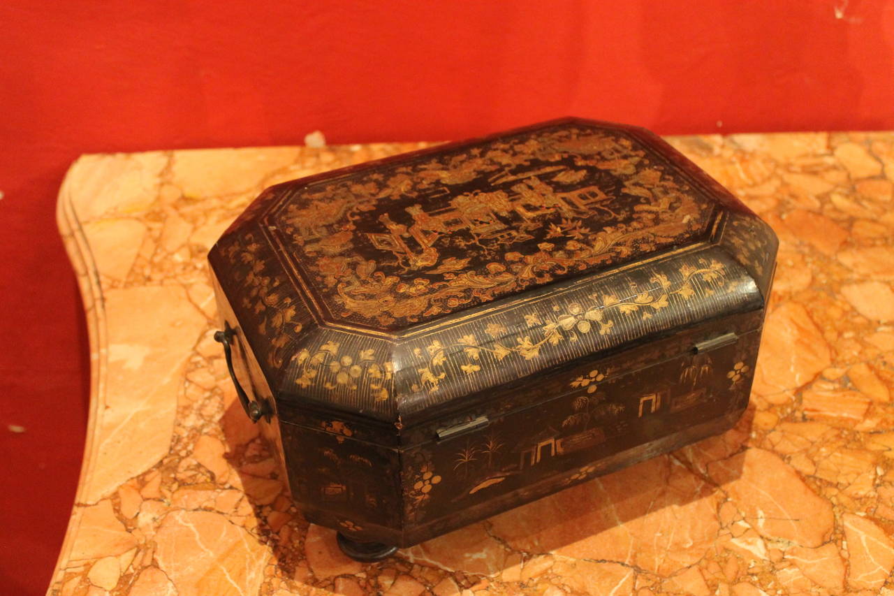 Octagonal 19th Century French Chinoiserie Black, Gold and Red Lacquered Box 1