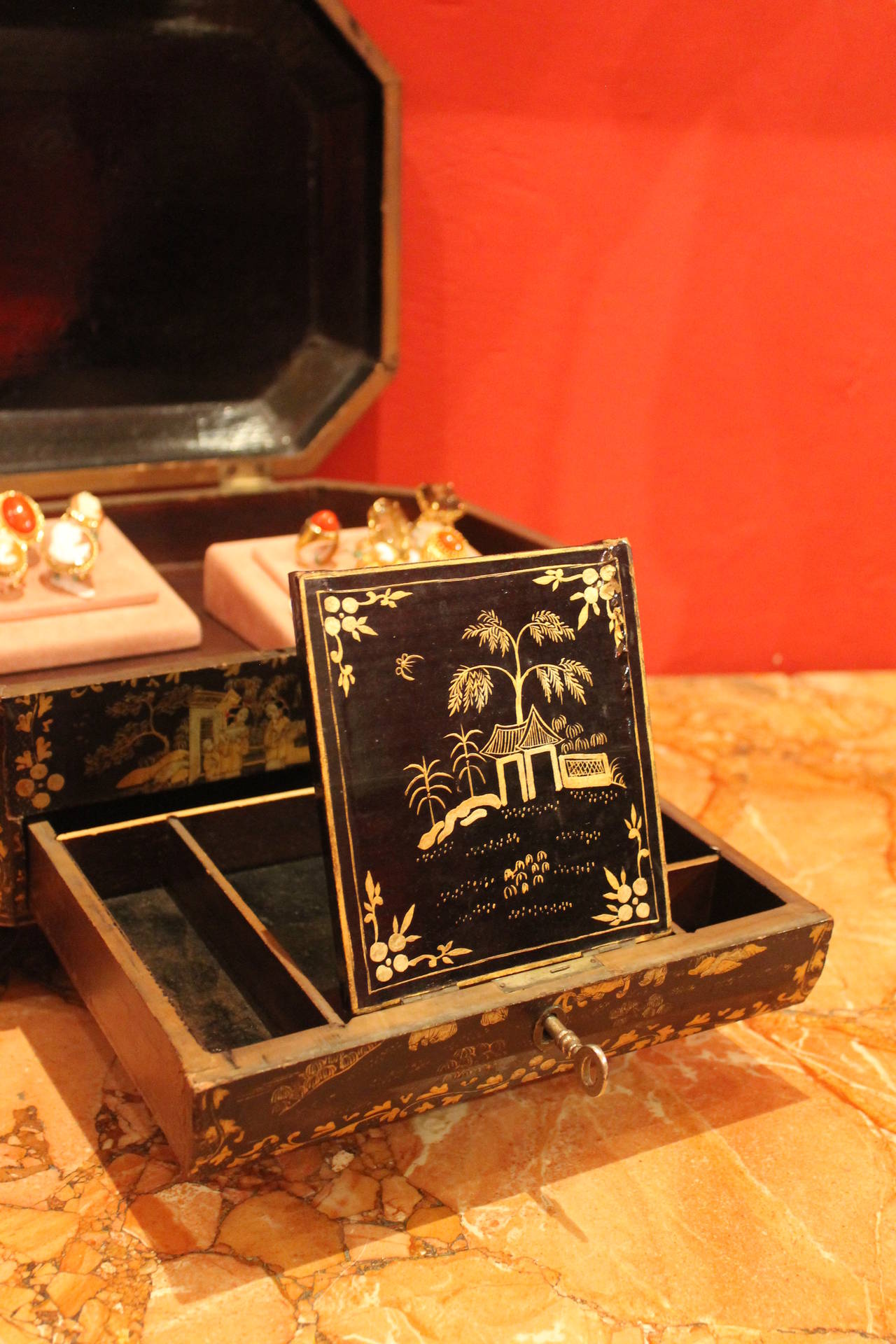 Octagonal 19th Century French Chinoiserie Black, Gold and Red Lacquered Box 2