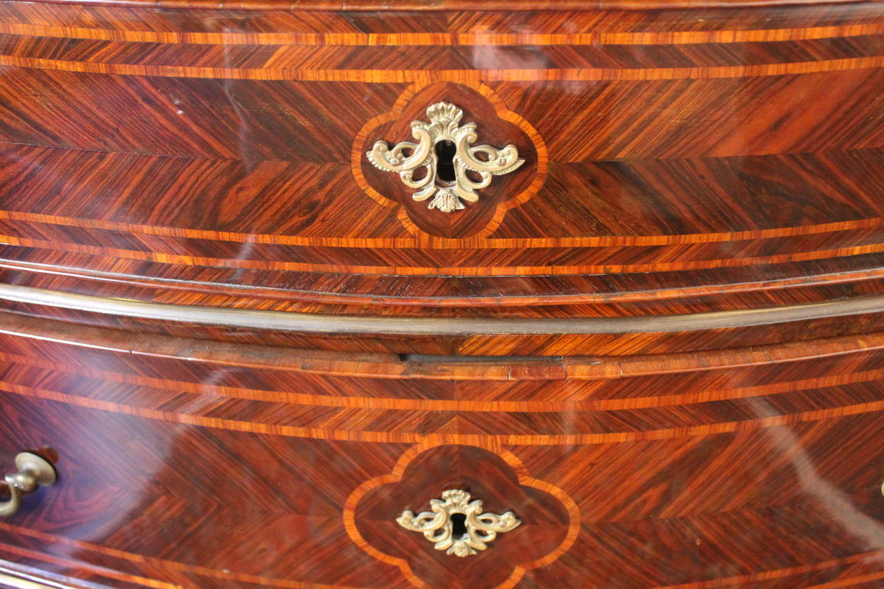 A very sinuous 3 drawers Louis XV italian chest finely inlaid with precious bois de violette wood with very fine geometrical bois de rose's venereed patterns. Original gilt bronze handles and feet covers. Beautiful Sicilian Jasper marble top. Great
