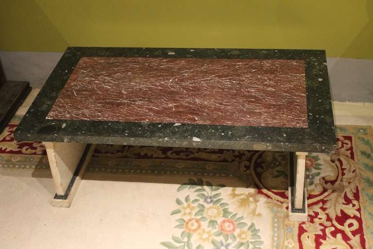 20ième siècle Table basse ou de cocktail italienne du 20ème siècle en marbre rectangulaire polychromé en vente