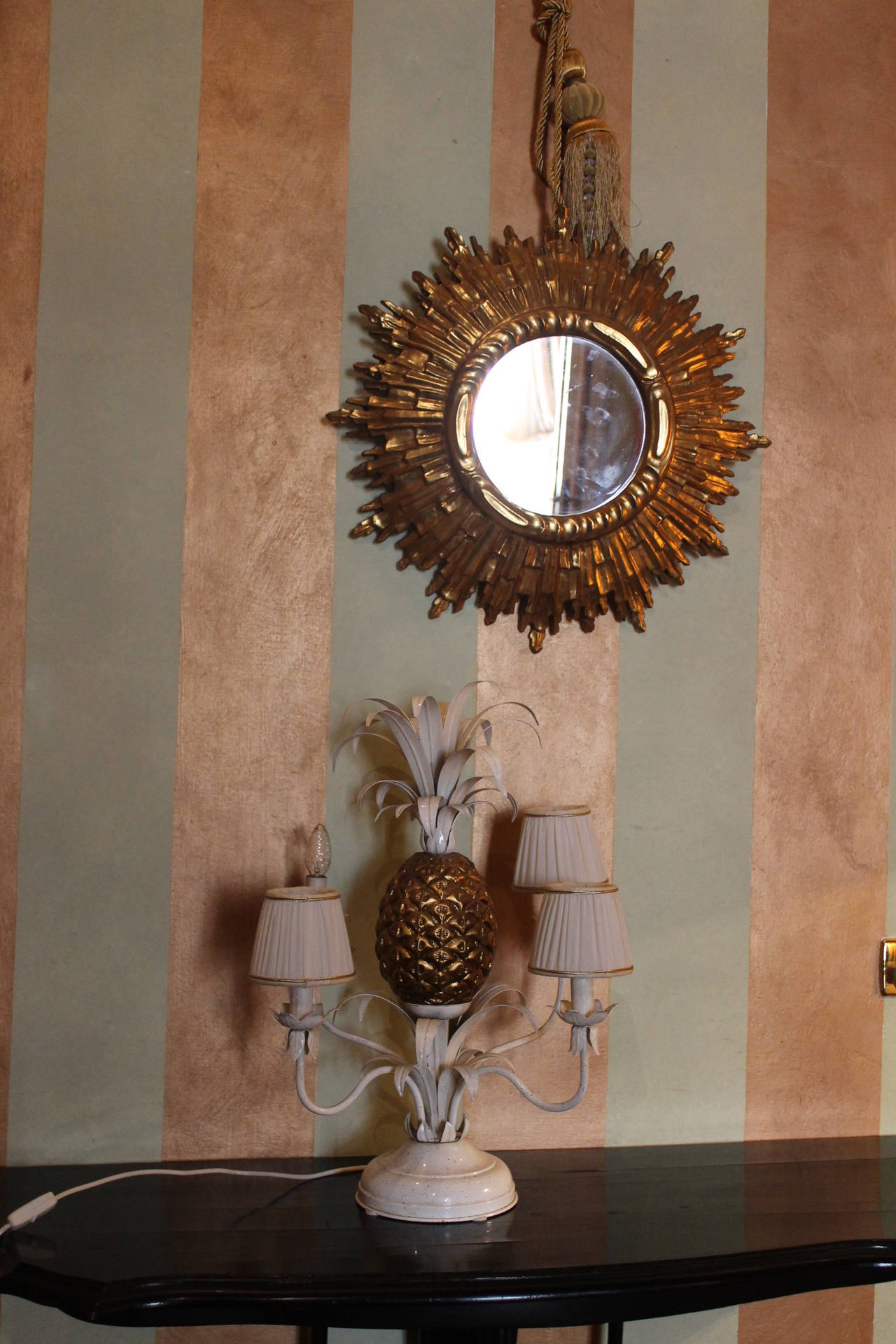 A Beautiful italian 20th Century Hand-Carved Gilt Wood Sunburst wall Mirror. Perfect condition, Great Patina.
Measure: Diam. 70 cm