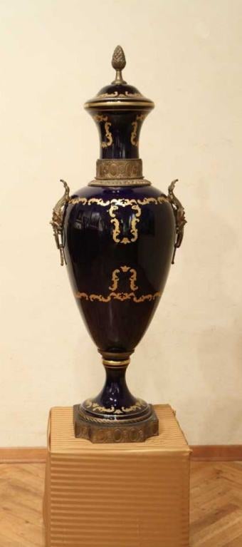 Napoleon III Blue Royal Lidded Vases Hand Painted Landscapes and Bronze Handles In Good Condition For Sale In Firenze, IT