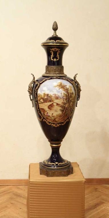 XIX secolo Vasi con coperchio blu Napoleone III dipinti a mano con paesaggi e manici in bronzo in vendita