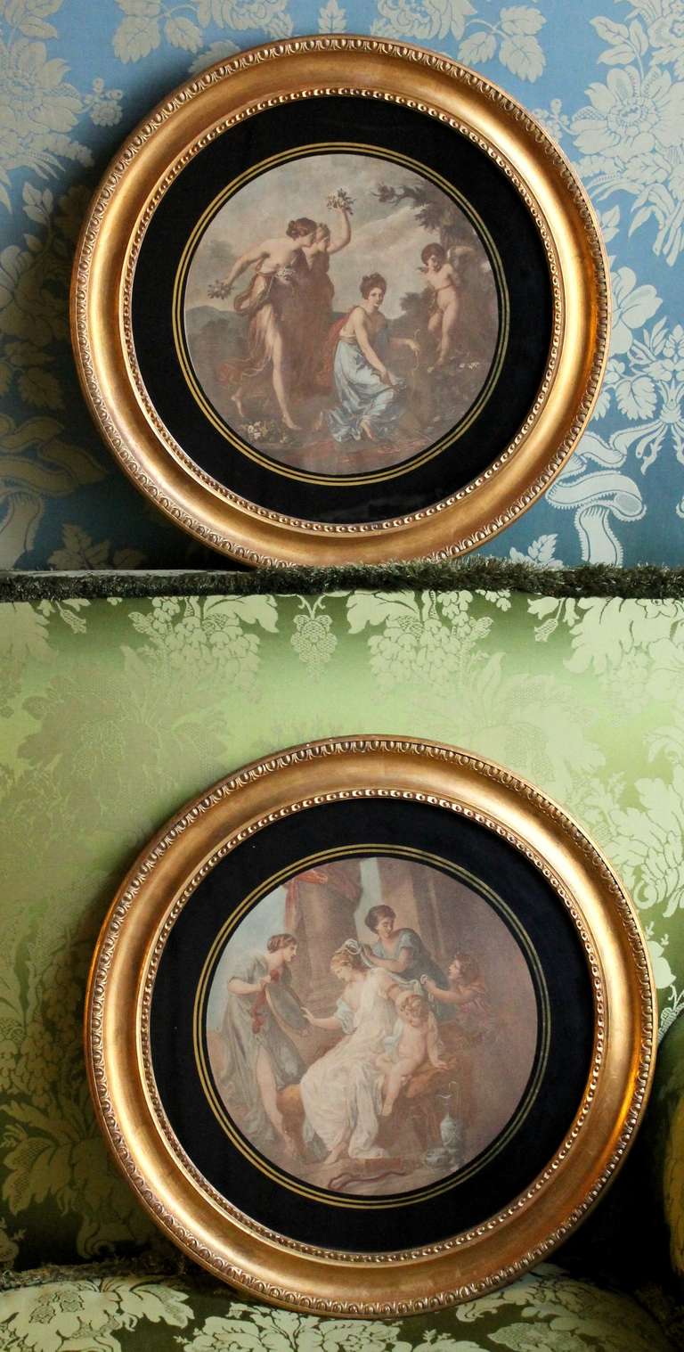 A Pair Of Engravings After Angelica Kauffmann In A Round Giltwood Frame In Excellent Condition In Firenze, IT